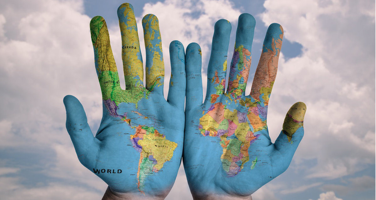 Symbolbild Hände mit Weltkarte. Bild: Pixabay - Stokpic